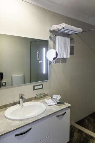 Отель Staybridge Suites Baku Баку Улучшенный двухместный номер с 1 кроватью или 2 отдельными кроватями-4