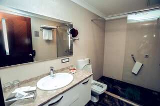 Отель Staybridge Suites Baku Баку Улучшенный двухместный номер с 1 кроватью или 2 отдельными кроватями-11